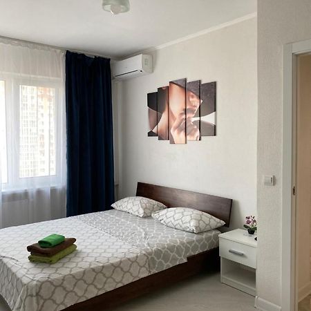 Cozy Apartment On Gmyri 12B Near Metro Poznyaki Kiev Esterno foto